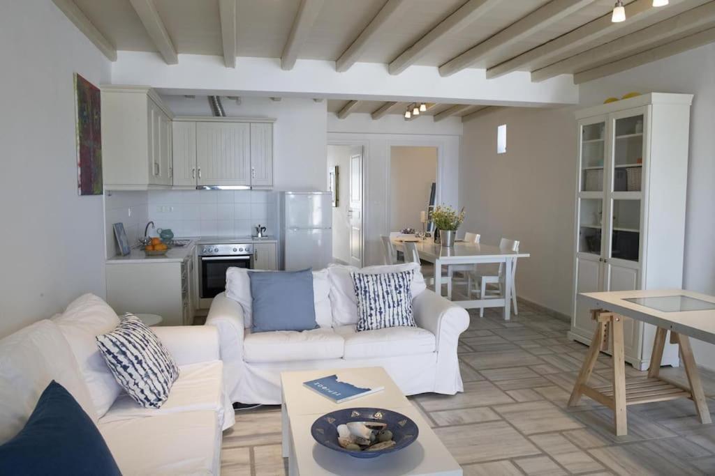 Livadi  Beachfront 2Br Apartment - Free Parking מראה חיצוני תמונה