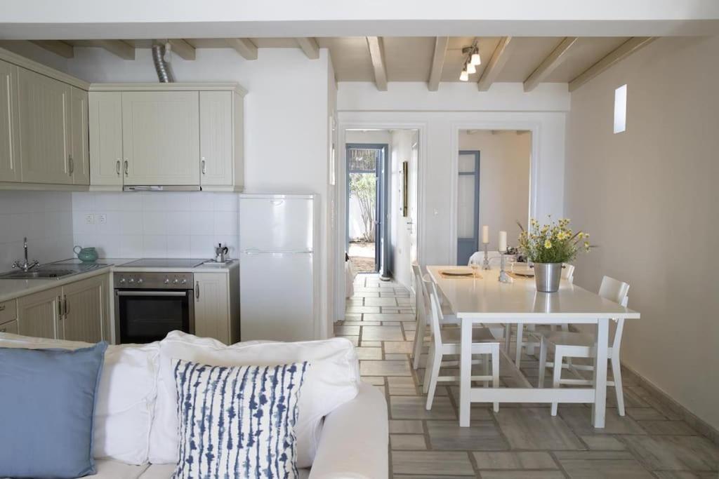 Livadi  Beachfront 2Br Apartment - Free Parking מראה חיצוני תמונה