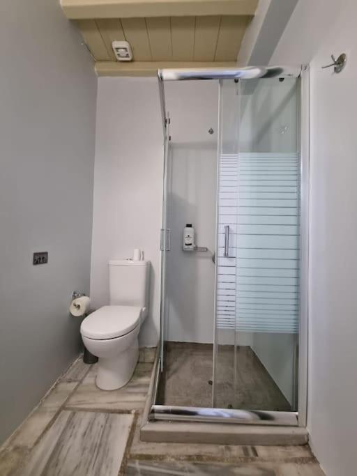Livadi  Beachfront 2Br Apartment - Free Parking מראה חיצוני תמונה